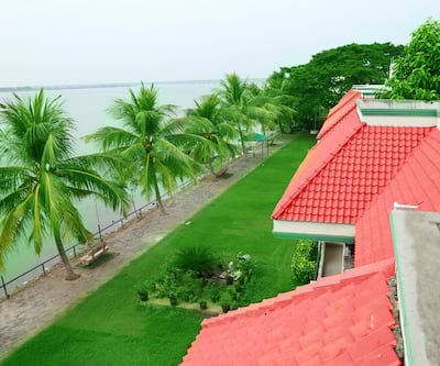 https://imgcld.yatra.com/ytimages/image/upload/t_hotel_yatra_city_desktop/v1451638372/Domestic Hotels/Hotels_Rajahmundry/River Bay/TOP_VIEW.jpg